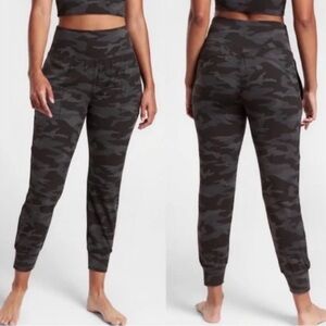 Athleta Salutation Camo Jogger Women’s Size Small